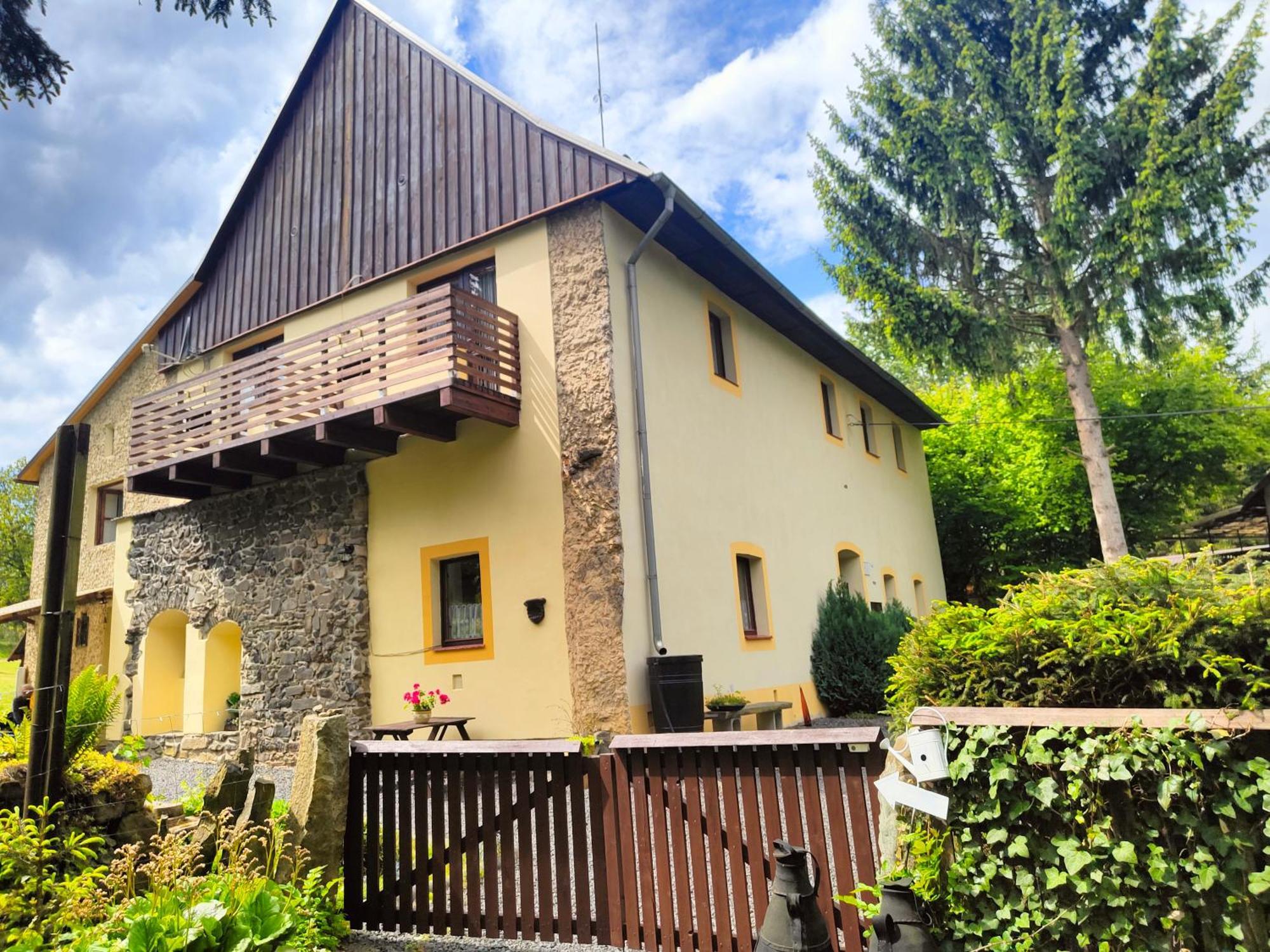 Bed And Breakfast Tvrz Velká Bukovina エクステリア 写真
